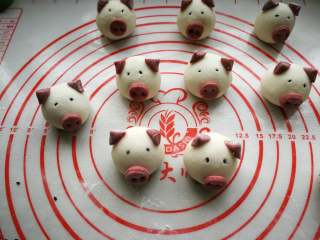 18、萌萌猪流沙汤圆,蘸水把猪嘴巴和耳朵粘到相应的位置。再摁上黑芝麻做眼睛,用牙签往里压一下,防止煮的时候跑掉