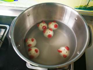 20、萌萌猪流沙汤圆,准备煮汤圆,森苏尔汤锅内有刻度,水量比较容易掌握。水开后转小火,放入汤圆轻轻搅动一下,防粘到锅底。煮汤圆水要沸而不腾,汤圆煮熟后会慢慢飘起来,飘起来再煮2分钟左右就好了。(特别是卡通汤圆一定要用小火煮,不然猪猪的耳朵会飘走的。)
