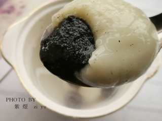 23、萌萌猪流沙汤圆,用一个普通汤圆展示下流沙效果,小猪的咬开有点残忍。