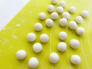 8、宝宝辅食：水果小圆子-36M ,用手搓成大小适中的小圆子，放在手掌心搓成小圆球就可以啦，小芽的小圆子比较小，可以放在左手的掌心，用右手的食指转圈搓圆。