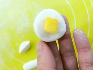 9、宝宝辅食：水果小圆子-36M ,小芽还做了几个大的，包了水果进去，给小宝贝制作小惊喜哈。