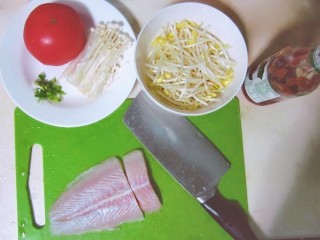 1、番茄巴沙鱼（龙利鱼）更好吃的秘诀！,首先准备食材！将巴沙鱼提前常温化冻，千万不要放微波炉里解冻，会影响口感的～番茄金针菇豆芽洗净，小葱切成葱花。