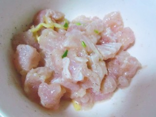 2、番茄巴沙鱼（龙利鱼）更好吃的秘诀！,把鱼肉切丁，放到碗里，加入2勺料酒，1勺玉米淀粉，少量黑胡椒，生姜和葱，腌制30分钟