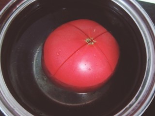 3、番茄巴沙鱼（龙利鱼）更好吃的秘诀！,番茄底部切十字刀，放进开水里烫一下，去皮，切成小块