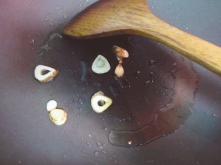 4、番茄巴沙鱼（龙利鱼）更好吃的秘诀！,中火加热炒菜锅，待锅热后加入适量的玉米油，放入大蒜翻炒，等炒香微焦的时候倒入番茄块翻炒，在炒的同时可以用锅铲压一下番茄块，让它更容易变成糊状。（放番茄的时候我又忘记拍照了原谅我????）