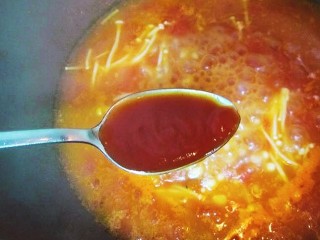 7、番茄巴沙鱼（龙利鱼）更好吃的秘诀！,等汤再次沸腾后加入2勺番茄酱，我用的是梅林牌的番茄酱