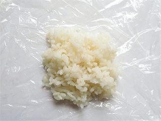 1、兔子趣味便当,选适量温热米饭用双层保鲜膜包起来