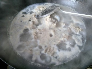 6、#感恩节食谱#   排骨藕汤,水开后倒入排骨焯水再捞出排骨并用冷水冲洗一下。