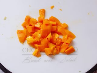 5、芒果苹果奶昔,再用水果刀把果肉片下来。