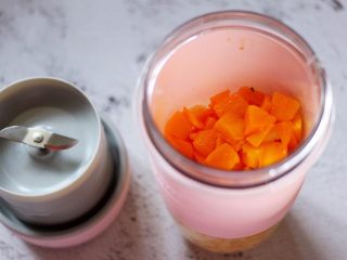 7、芒果苹果奶昔,再放入芒果块。