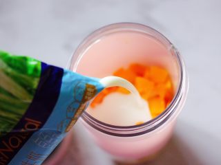 8、芒果苹果奶昔,倒入酸奶,我用了150克。