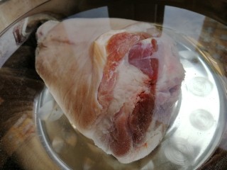 1、红烧肘子,肘子洗净冷水泡掉血水。