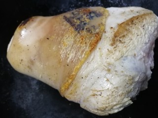 2、红烧肘子,热锅中小火放入肘子烤掉杂毛。