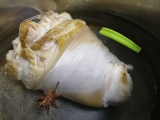 4、红烧肘子,凉水里放八角和葱段、1勺白酒，放肘子焯水。