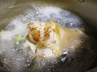 5、红烧肘子,水开焯水5分钟，捞出。