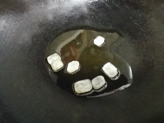 6、红烧肘子,热锅凉油，放入冰糖。