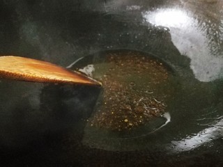 7、红烧肘子,小火炒出焦糖色，加开水。