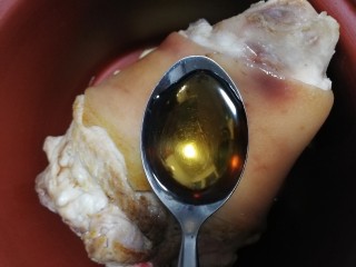 9、红烧肘子,放入肘子，加料酒。