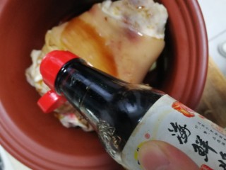 10、红烧肘子,加半小碗生抽。