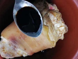 11、红烧肘子,加一勺老抽。