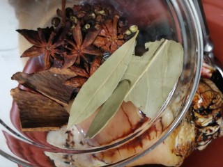 12、红烧肘子,加花椒，大料，香叶，桂皮。