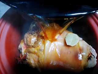 13、红烧肘子,加入熬好的糖水。