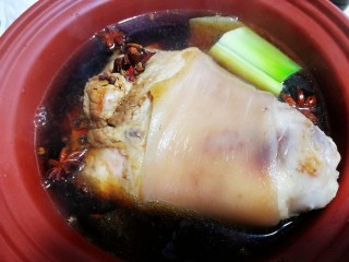 14、红烧肘子,再加一些开水。