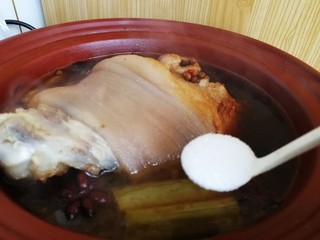 15、红烧肘子,加两小勺盐。