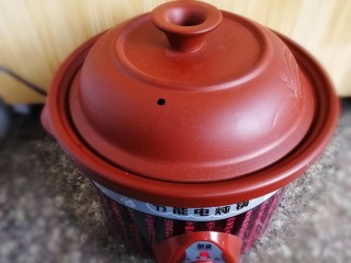 16、红烧肘子,盖上盖子慢炖1个小时。