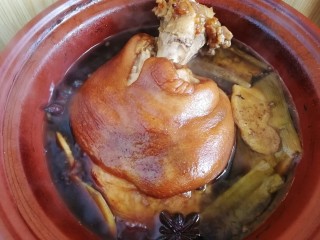 17、红烧肘子,翻面再炖1小时。