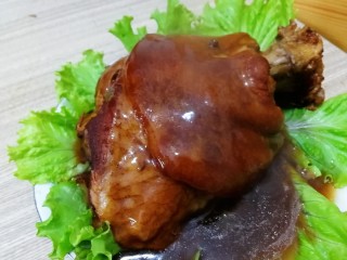 18、红烧肘子,把汤汁倒入炒锅加1小勺淀粉勾流水芡，淋在肘子上即可。肉烂胶粘，肥而不腻，瘦而不柴。