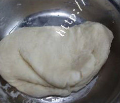 2、苏式栗子莲蓉月饼,等不烫手后，揉成面团