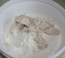 3、苏式栗子莲蓉月饼,油酥中的面粉和猪油放入容器中，手上带上一次性手套或者套上保鲜袋抓匀