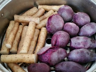 2、紫薯山药糕,上蒸锅蒸20分钟，关火后焖五分钟再开锅。