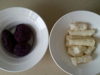 4、紫薯山药糕,取3个紫薯，6小段山药，分别去皮，放入两个容器内。