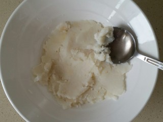 8、紫薯山药糕,山药压成泥。