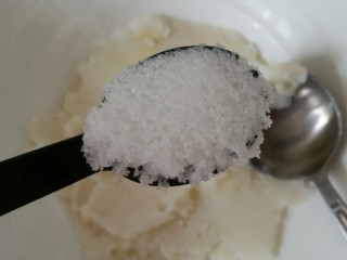 9、紫薯山药糕,加一勺白糖，搅拌均匀，蒸好的山药状态较湿，可以不加橄榄油。