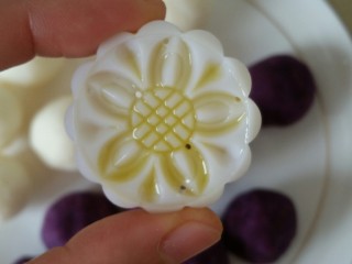 11、紫薯山药糕,取月饼模具，上面刷少量的橄榄油，防止粘连，我的模具是25克的。