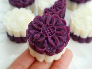 16、紫薯山药糕,轻轻去除两侧的模具即可。