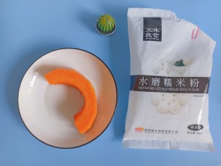 1、南瓜汤圆,准备好南瓜和糯米粉