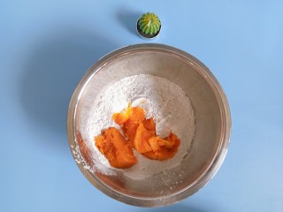 2、南瓜汤圆,南瓜煮熟趁热加入糯米粉中，再加入南瓜蒸出来的水30克，如果没有南瓜蒸出来的水就加入沸水30克