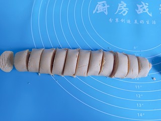5、南瓜汤圆,把面团搓成长条，分成大约10克左右的小剂子，一共可以分22个左右