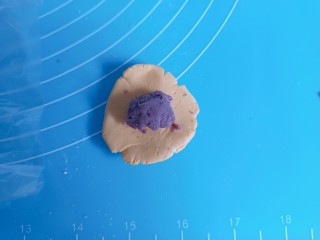 6、南瓜汤圆,把小剂子压来，放入豆沙馅，然后包圆。包的时候可以先在手上粘上一些水，这样搓圆的时候不会散。后续也是一样，只有散了的时候就沾点水