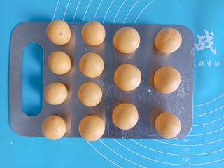 8、南瓜汤圆,全部搓好之后就可以煮啦