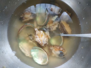 2、鲍鱼捞饭,用勺子挖着出来