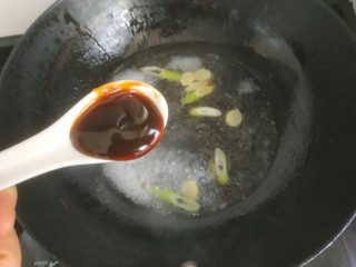 15、鲍鱼捞饭,加入一勺蚝油