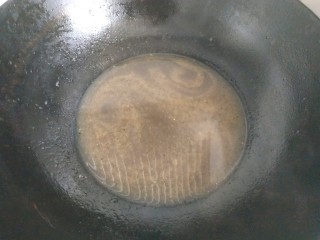 21、鲍鱼捞饭,把锅中的葱姜捞出不要，只剩下汤汁