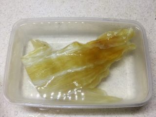 2、瑶柱花胶猪骨汤【附花胶泡发】,浸泡一晚，看起来软一些大了一点点。