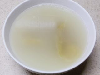 5、瑶柱花胶猪骨汤【附花胶泡发】,放入大碗中浸泡一晚。