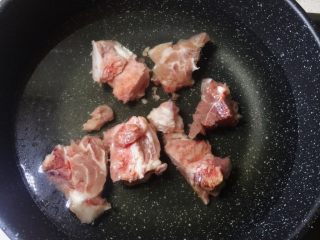 7、瑶柱花胶猪骨汤【附花胶泡发】,猪骨飞水。